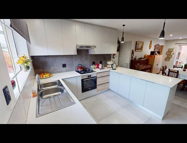 3 BEDROOM TOWNHOUSE FOR SALE IN GEORGE SOUTH